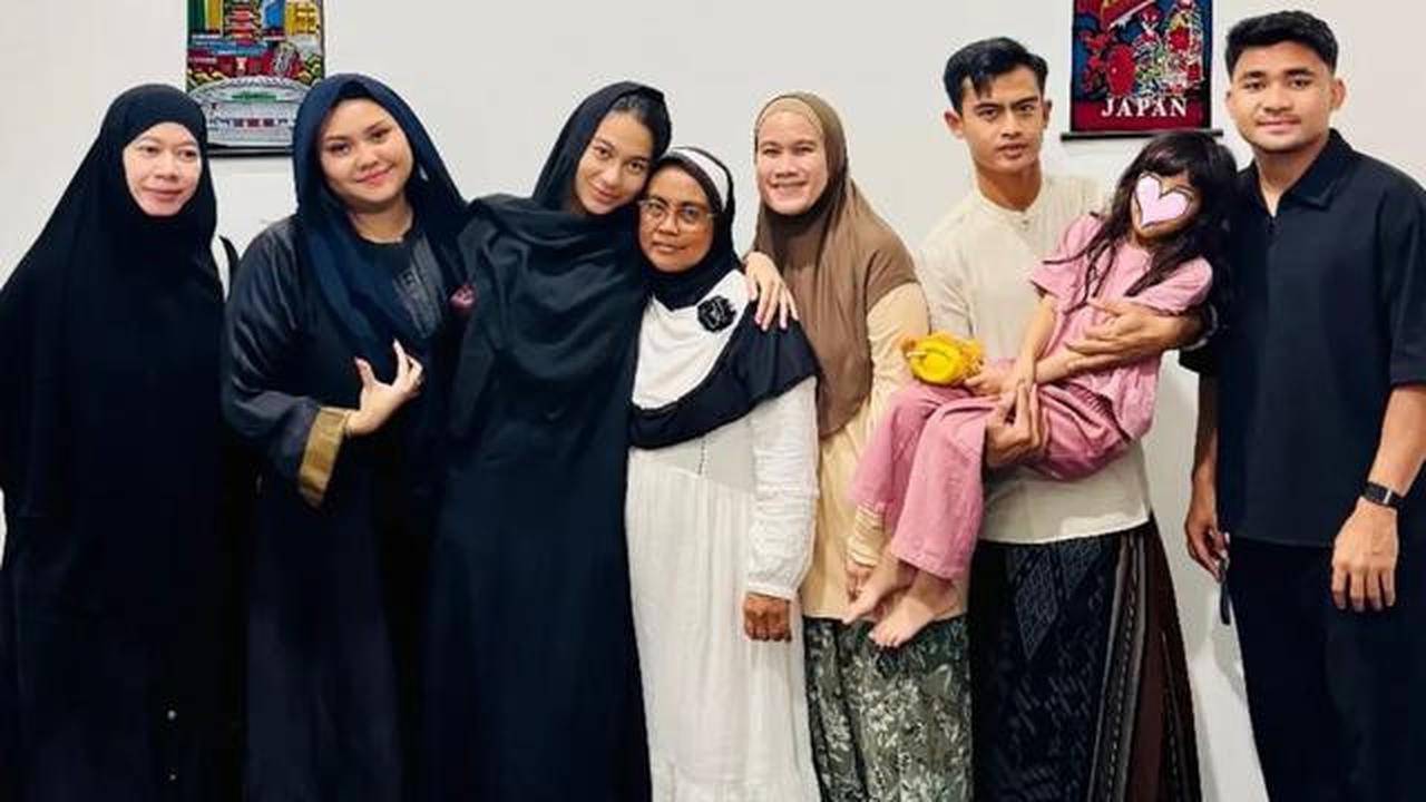 Azizah Salsha Tampil Memikat Serba Hitam saat Momen Berziarah Bersama Pratama Arhan