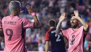 Dua pemain Inter Miami, Luis Suarez dan Lionel Messi, merayakan gol ke gawang New England Revolution dalam laga Major League Soccer (MLS) di Chase Stadium, Florida, Minggu (20/10/2024) pagi WIB. Inter Miami menang 6-2 dalam laga ini, di mana Lionel Messi mencetak hattrick dan Luis Suarez mencetak brace. (Carmen Mandato/Getty Images/AFPCarmen Mandato / GETTY IMAGES NORTH AMERICA / Getty Images via AFP)