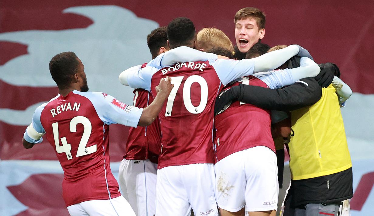 Para pemain Aston Villa merayakan gol penyeimbang 1-1 yang dibuat striker Louie Barry ke gawang Liverpool dalam laga babak ke-3 Piala FA 2020/21 di Villa Park, Birmingham, Jumat (8/1/2021). Aston Villa kalah 1-4 dari Liverpool. (AFP/Hannah McKay/Pool)