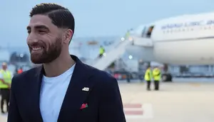 Alireza Jahanbakhsh dari Timnas Iran tersenyum saat tiba bersama rekan-rekan setimnya untuk turnamen Piala Dunia 2026 di Tijuana, Meksiko, Minggu, 7 Juni 2026. Jahanbakhsh mengenakan pin 168. (AP Photo/Gregory Bull)