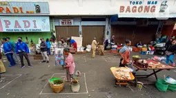 Suasana Pasar Pagi di Jalan Jenderal Sudirman, Salatiga, Jawa Tengah, Rabu (29/04). Pasar Pagi Salatiga menerapkan physical distancing atau jaga jarak aman untuk mencegah penularan virus corona COVID-19. (Liputan6.com/Gholib)