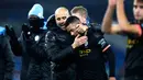 Manajer Manchester City Pep Guardiola (kiri) memeluk Gabriel Jesus usai pertandingan menghadapi Burnley pada Liga Inggris di Turf Moor, Burnley, Inggris, Selasa (3/12/2019). The Citizens mencukur Burnley 1-4, Gabriel Jesus mencetak dua gol. (Martin Rickett/PA via AP)