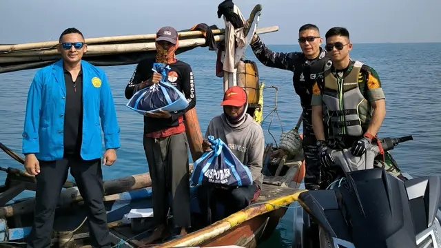 Letkol Marinir Edy Effendi bersama tokoh akademisi.