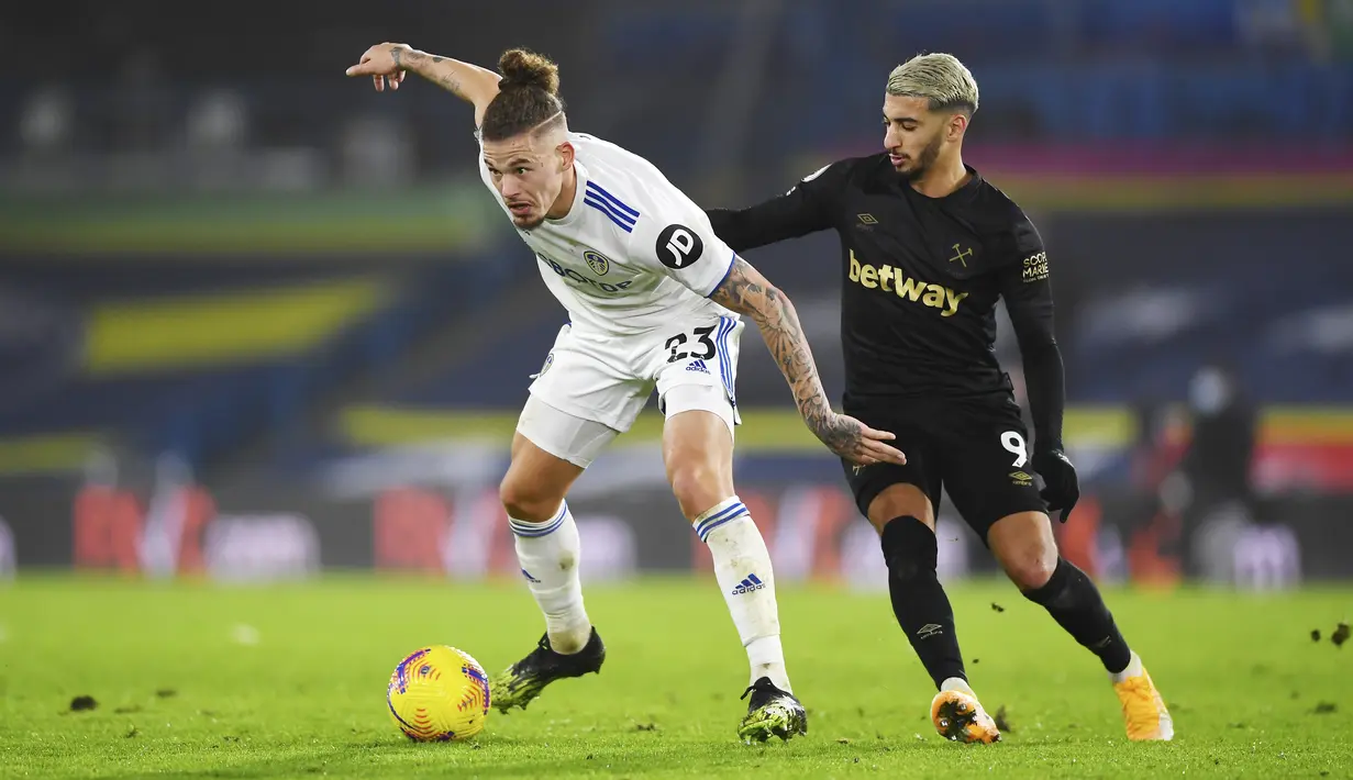 Gelandang Leeds United, Kalvin Phillips (kiri) membawa bola dari kawalan penyerang West Ham, Said Banrahma pada pertandingan lanjutan Liga Inggris di stadion Elland Road di Leeds, Inggris, Sabtu (12/12/2020). West Ham menang tipis atas Leeds United 2-1. (Gareth Copley, Pool via AP)