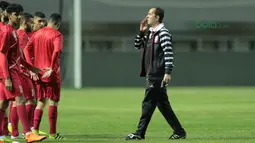 Pelatih Bahrain, Sammir Chamman memberikan arahan kepada timnya saat uji coba lapangan di Stadion Pakansari, Bogor, (26/4/2018). Bahrain tampil dengan pemain muda pada PSSI Anniversarry Cup 2018 . (Bola.com/Nick Hanoatubun)
