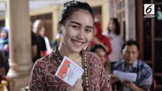 Pedangdut Ayu Ting Ting ikut berpartisipasi dalam pilkada serentak di Depok, Jawa Barat.