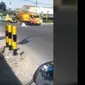 Seorang wanita menggemparkan media sosial lantaran shalat di tengah jalan tepatnya terjadi di simpang empat Jalan Raya Gragalan, Sumbergempol, Tulungagung, Jawa Timur, Jumat (20/7/2018).