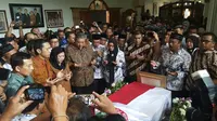  Ketua Umum Partai Demokrat, Susilo Bambang Yudhoyono dan Ibu Ani Yudhoyono melayat ke rumah duka Ketua Umum PGRI Sulistyo di Semarang, Jawa Tengah.