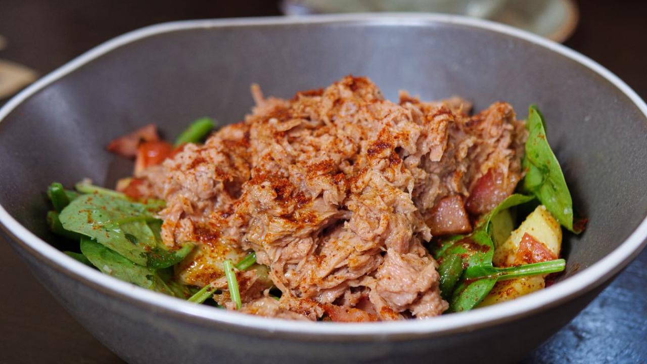 Resep suwir ikan tuna pedas adalah menu lauk yang praktis, sederhana, namun tetap lezat. Suwir ikan juga cenderung tahan lebih lama, membuatnya dapat dijadikan stok lauk.
