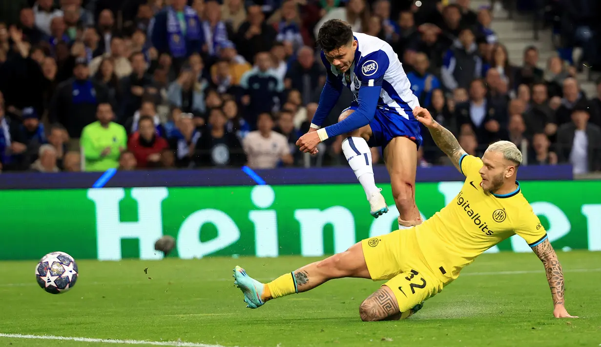 Pemain FC Porto Evanilson mencoba melakukan tendangan ke gawang melewati pemain Inter Milan Federico Dimarco (kanan) pada pertandingan leg kedua babak 16 besar Liga Champions di Stadion Dragao, Porto, Portugal, 14 Maret 2023. Laga berakhir imbang tanpa gol sehingga Inter Milan melaju dengan hasil agregat 1-0. (AP Photo/Luis Vieira)