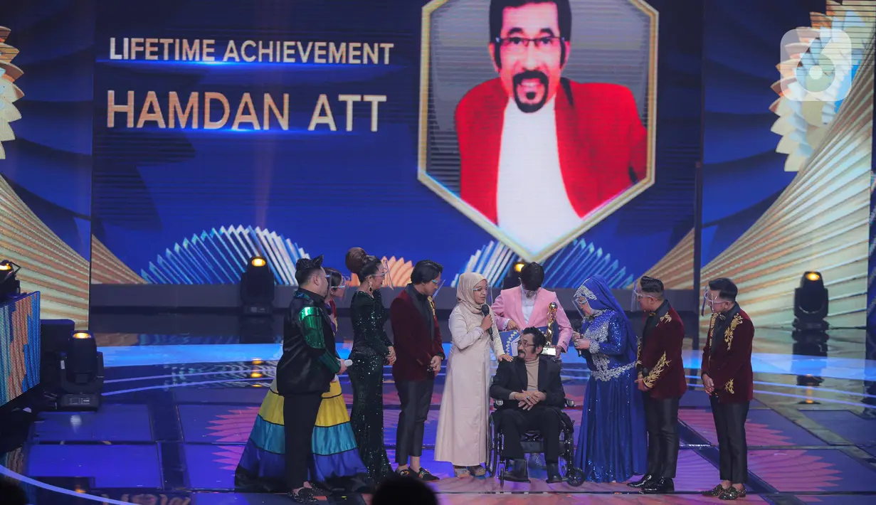 Penyanyi dangdut senior Hamdan ATT mendapatkan penghargaan Lifetime Achievement dalam acara Indonesian Dangdut Awards 2021 di Studio 5 Indosiar, Jakarta, Rabu (1/12/2021). Penghargaan diberikan atas dedikasi Hamdan ATT untuk musik dangdut di tanah air. (Liputan6.com/Faizal Fanani)