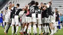 Para pemain Juventus merayakan kemenangan atas Sampdoria pada laga Serie A di Allianz Stadium, Turin, Senin (27/7/2020). Kemenangan 2-0 ini membuat juventus mengunci gelar juara Serie A musim 2019-2020. (AP Photo/Antonio Calanni)