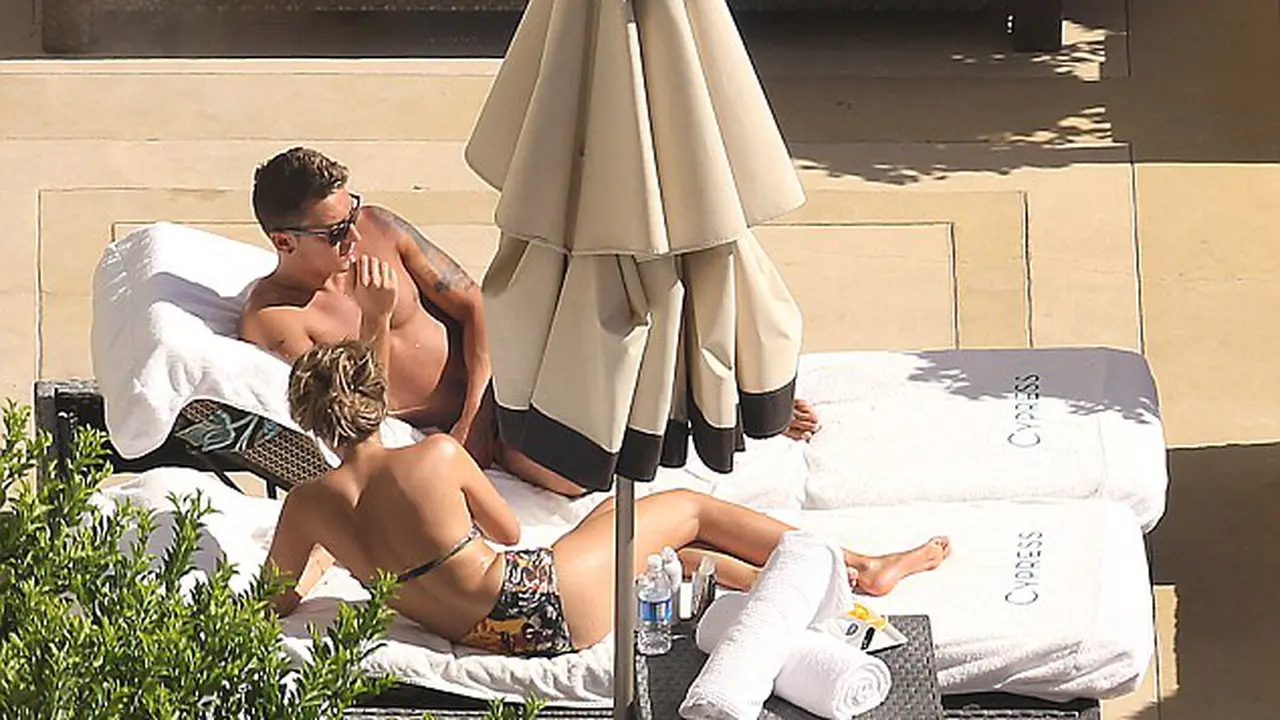 Mesut Ozil Tampil Mesra Bareng Pacar Saat Liburan 