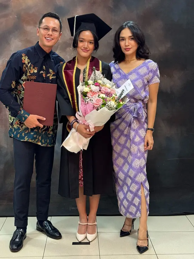 10 Gaya Modis Artis Dampingi Anak Wisuda, Dewi Perssik Tampil Anggun Bergaun Panjang hingga Diah Permatasari Bergaya Ibu Sosialita