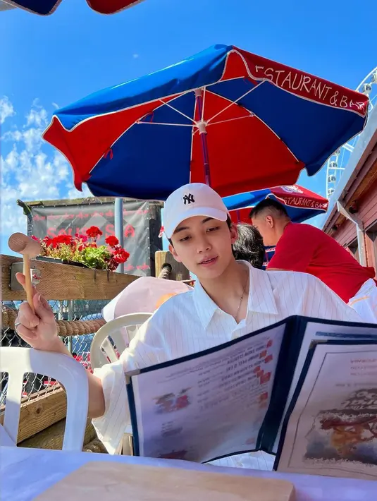 Idol tampan dengan nama lahir Yoon Jeong Han ini masih tampak imut, padahal ia member tertua ke-2 dalam grup SEVENTEEN. (FOTO: instagram.com/jeonghaniyoo_n/)