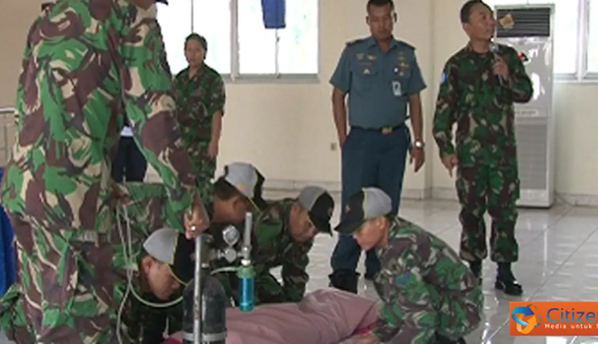 Citizen6, Jakarta: Perwira Diskes Kolinlamil saat menjelaskan kepada peserta SAR dan Sea Survival Kolinlamil 2012, di Gedung Laut Natuna Kolinlamil, Tanjung Priok, Jakarta, Selasa (4/9). (Pengirim: Kadispen Kolinlamil). 
