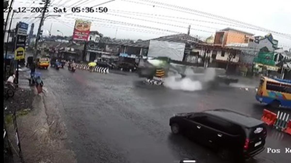 Truk Tronton Bermuatan 38 Ton Keramik Hantam Pemotor dan Tugu di Wonosobo