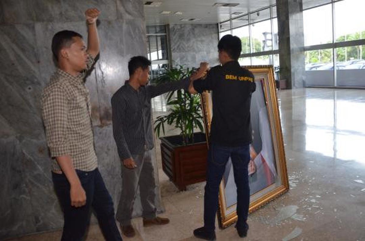 Saat mahasiswa turunkan foto SBY 