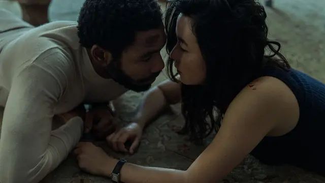 Maya Erskine dan Donald Glover dalam serial Mr. & Mrs. Smith. [Foto: Prime Video]
