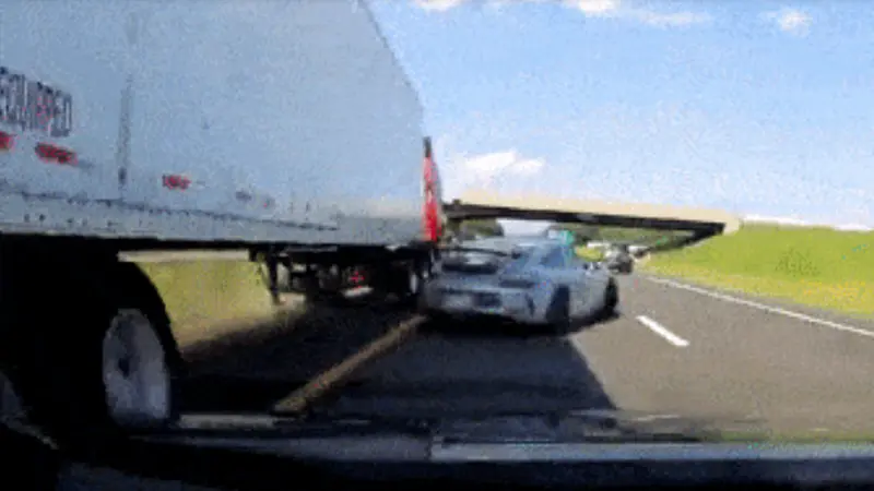 Porsche 911 GT3 lolos dari kecelakaan mengerikan dengan sebuah truk.