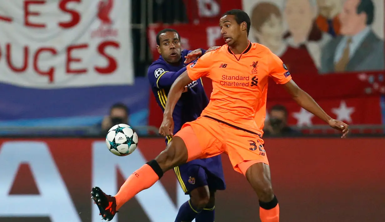 Pemain Liverpool, Joel Matip berebut bola dengan pemain Maribor, Marcos Tavares dalam lanjutan fase Grup E Liga Champions di Stadion Ljudski Maribor, Selasa (17/10). The Reds memetik kemenangan telak dengan skor meyakinkan 7-0. (AP/Darko Bandic)