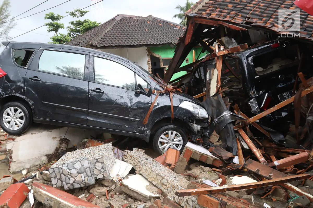 Mobil Diterjang Tsunami Anyer