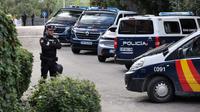 Polisi berjaga di depan kedutaan Ukraina di Spanyol setelah ledakan bom surat. (AFP)
