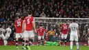 Bola terlihat akan menjauh dari gawang, sebelum dibelokkan Ben Mee ke gawang Burnley. Gol bunuh diri tercipta, Manchester United unggul 2-0. (AFP/Oli Scarff)