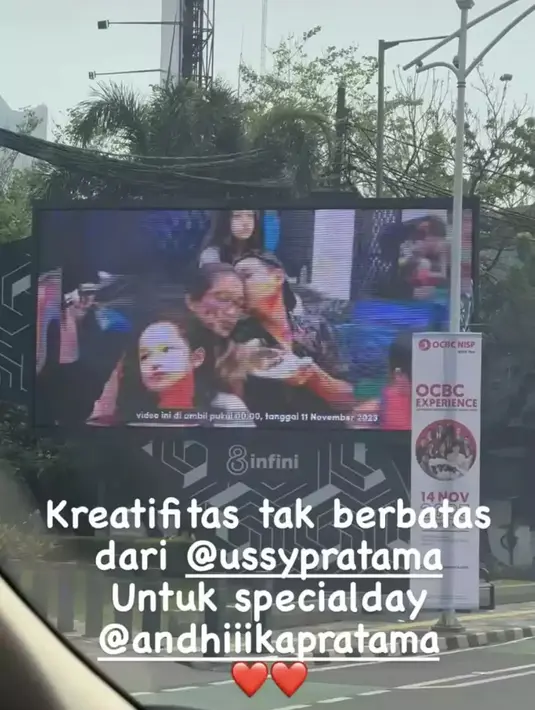 Ussy memberikan kejutan video di billboard. "Kreatifitas tak terbatas dari @ussypratama untuk spesial day @andhiiikapratama," tulis ibunda Andhika. [Instagram/@sherlysubagyo]