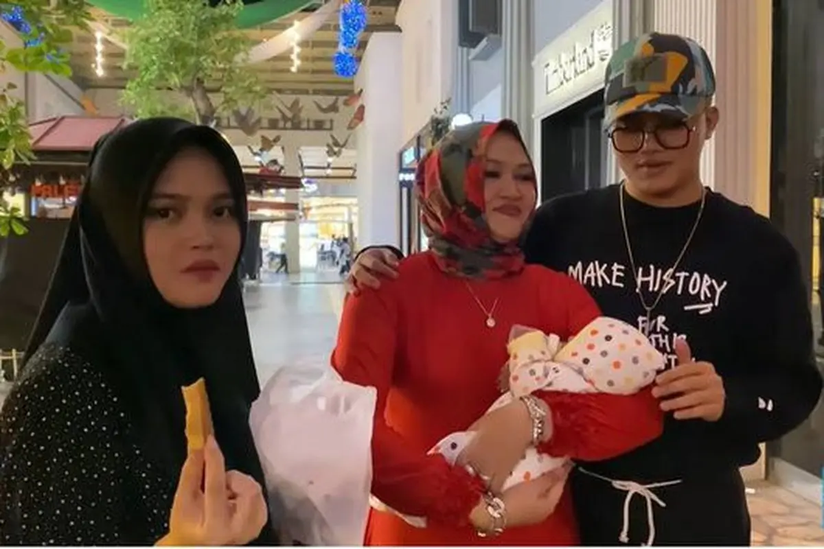 Momen Saat Anak Sule Bertemu Ibunya, Rizky Febian Gendong Bayi Lina