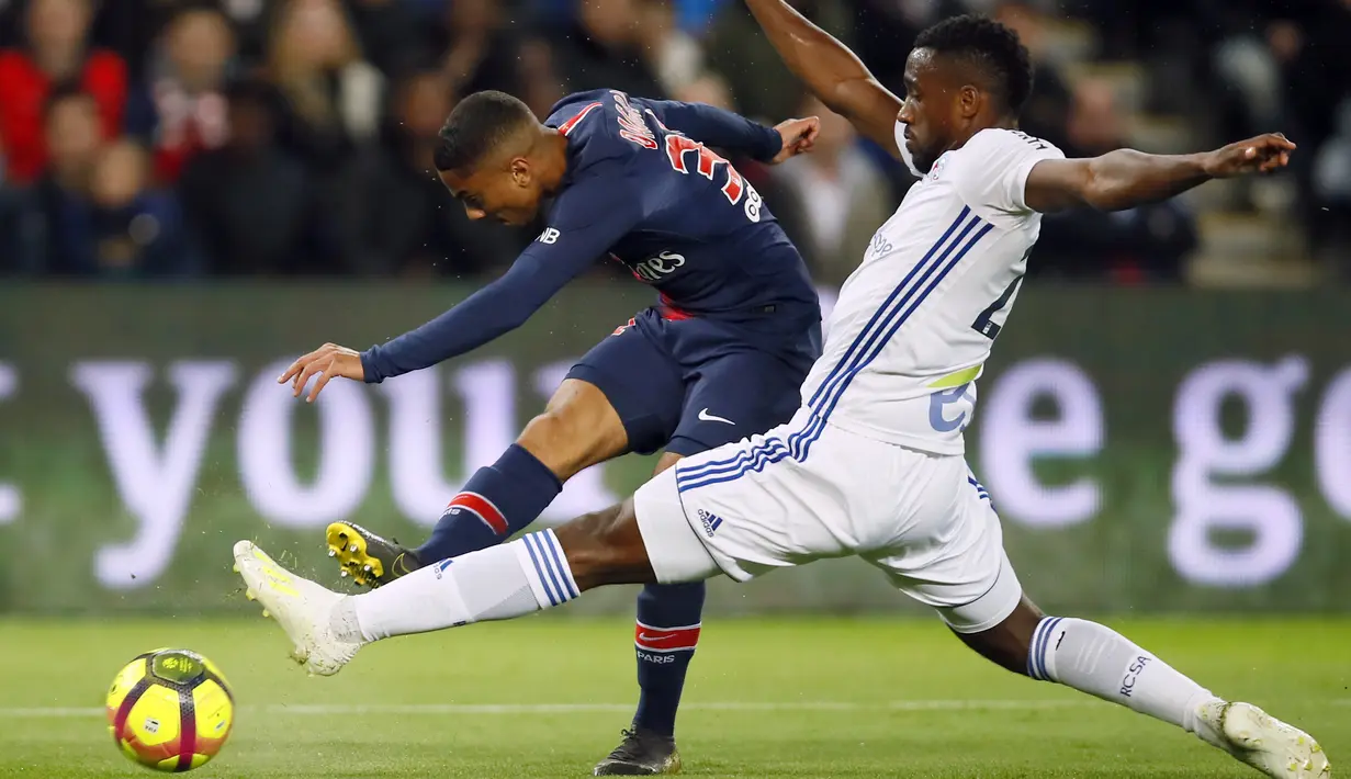 Bek Paris Saint-Germain, Colin Dagba, melepaskan tendangan ke gawang Strasbourg pada laga liga Prancis di Stadion Parc des Princes, Paris, Minggu (7/4). Kedua tim bermain imbang 2-2. (AP/Francois Mori)
