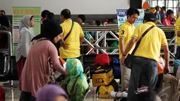 Calon penumpang kereta berada di Stasiun Senen, Jakarta. Foto diambil pada Senin (29/12/2014). (Liputan6.com/Faizal Fanani)