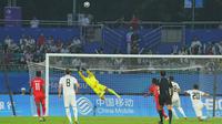 Penjaga gawang Timnas Indonesia U-24, Ernando Ari (tengah), berhasil menepis bola dari serangan pemain Timnas Uzbekistan U-24 dalam pertandingan 16 besar Asian Games 2022 yang berlangsung di Stadion Shangcheng Sports Centre, Kamis (28/9/2023). (Bola.com/NOC/Naif Al'as)