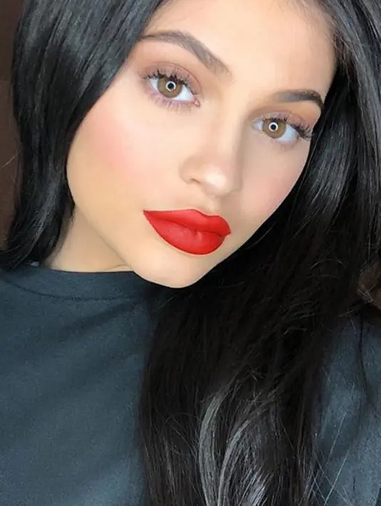 Di sisi lain, ada yang mengatakan bahwa alasan Kylie tak juga bicara di depan umum soal kehamilannya lantaran ia merasa tertekan. Terlebih dengan tubuhnya yang semakin hari semakin membesar. (Instagram/Kyliejenner)
