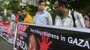 Aktivis sosial Bangladesh dan anggota partai politik sayap kiri memprotes serangan Israel yang sedang berlangsung di Gaza, di Dhaka pada tanggal 14 Juli 2014 (AFP PHOTO / Munir uz ZAMAN)