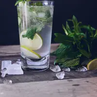 Ilustrasi infuse water sehat/copyright unsplash.com/Melissa Walker Horn