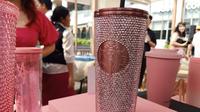 Tumbler kolaborasi Starbucks + BLACKPINK pilihan Lisa. (dok. Liputan6.com/Dinny Mutiah)