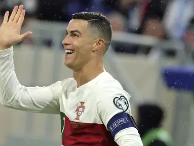 Pemain Portugal, Cristiano Ronaldo, melakukan selebrasi setelah mencetak gol ke gawang Luksemburg pada matchday kedua Grup J Kualifikasi Euro 2024 di Stadion Stade de Luxembourg, Senin (27/3/2023). Pada laga ini, CR7 mencetak brace dan membantu Portugal membantai Luksemburg. (AP Photo/Olivier Matthys)