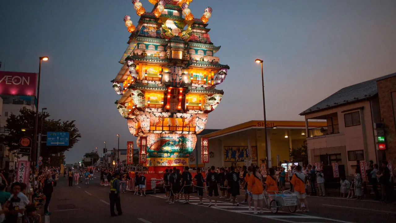 Potret lampion pedati raksasa dalam festival Tenku-no-Fuyajou di Kota Noshiri, Jepang. (Akita Shirakami Tourism/Facebook)