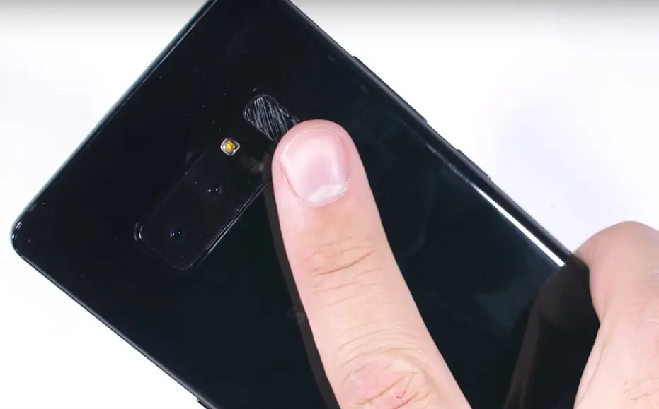 Pemindai sidik jari Galaxy Note 8 sudah penuh goresan tetapi masih bisa berfungsi dengan baik (Sumber: YouTube/ JerryRigEverything)