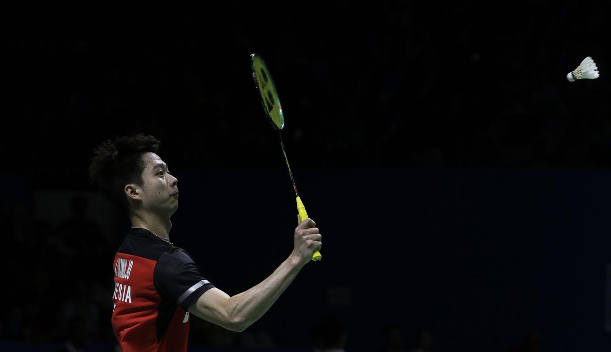 Ganda putra Indonesia, Kevin Sanjaya, mengembalikan kok saat menghadapi wakil India, Satwiksairaj Rankireddy/Chirag Shetty, pada Blibli Indonesia Open 2019 di Istora Senayan, Jakarta, Kamis (17/7). Kevin/Marcus menang 21-15, 21-14. (Bola.com/Yoppy Renato)