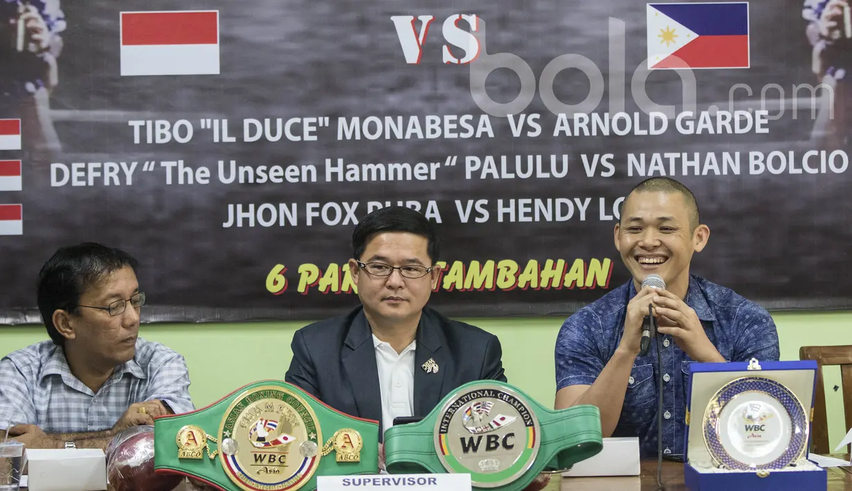 Promotor tinju, Armin Tan, memberikan keterangan terkait laga mempertahankan gelar WBC Internasional antara Tibo Monabesa melawan petinju Filipina, Arnold Garde di GOR Cendrawasih, Jakarta, Jumat (19/5/2017). (Bola.com/Vitalis Yogi Trisna)