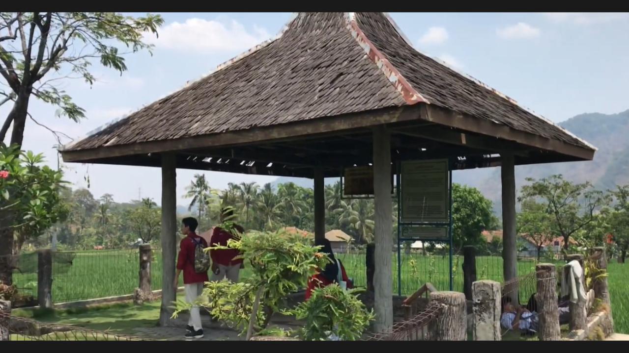 Diberi atap dan pembatas pagar