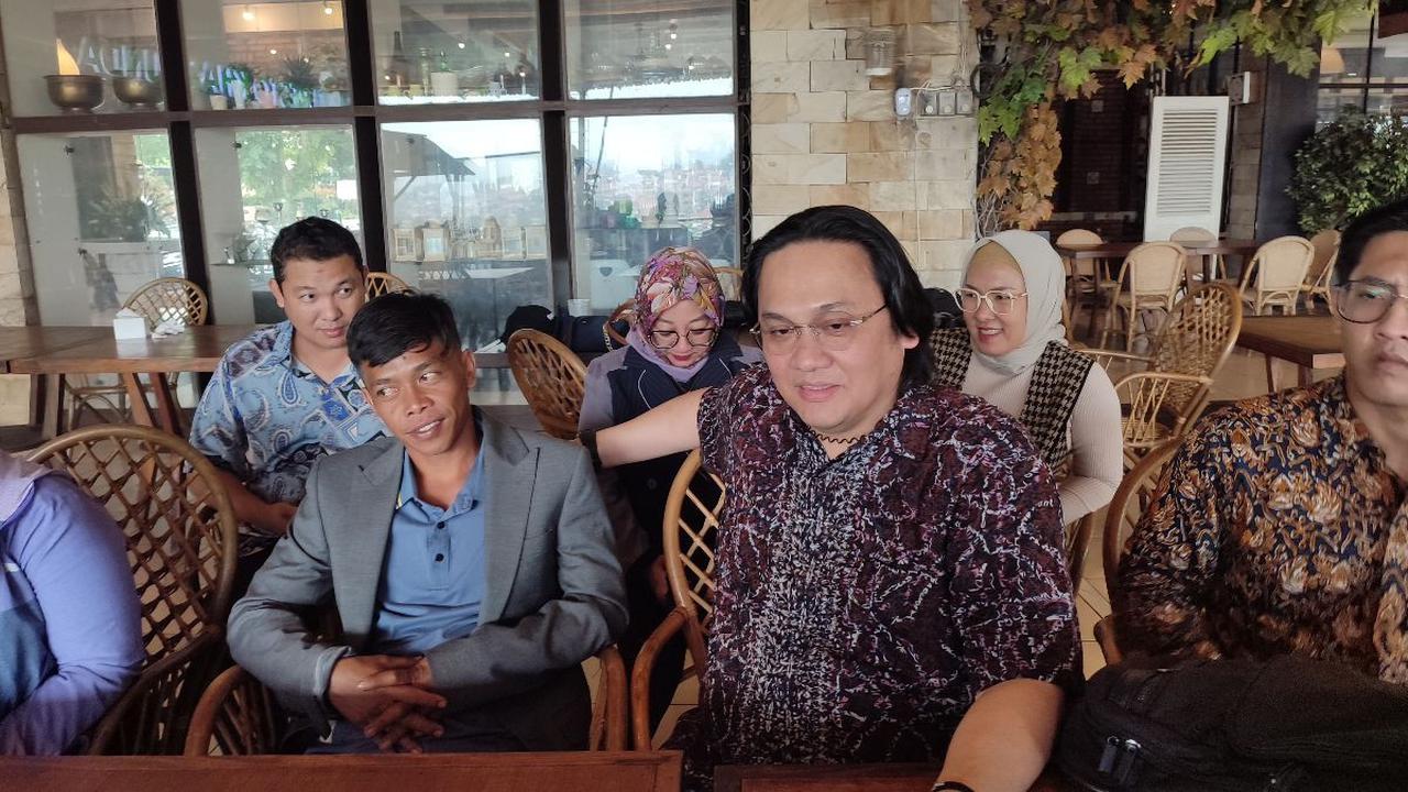 VIDEO: Kejutan Farhat Abbas Puji Toni Pengacara Pegi "Penerobos Keadilan" Usai Sidang Saka Tatal