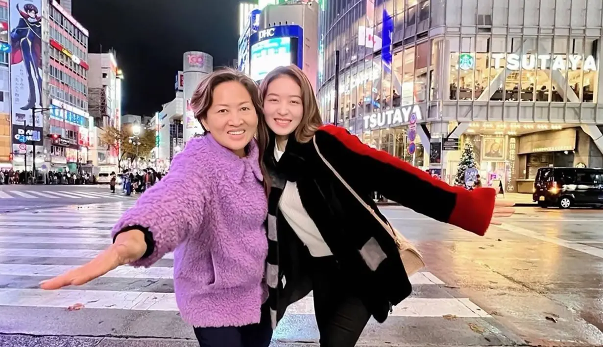 Belakangan banyak jalani liburan bersama buah hati dari berbagai negara yang ada di Asia, momen keseruan ibu dan anak ini banyak menuai pujian netizen. Di tengah kesibukannya menjadi seorang aktris, Wilo selalu punya waktu untuk menikmati momen liburan bersama ibundanya. (Liputan6.com/IG/@natashawilona12)