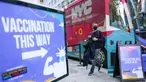 Seorang pria turun dari bus vaksinasi di klinik vaksin keliling NYC di Midtown Manhattan, Senin (6/12/2021). Wali Kota Bill de Blasio mengumumkan semua pengusaha swasta Kota New York harus mewajibkan pekerja mereka untuk divaksinasi COVID-19 mulai 27 Desember. (AP Photo/Mary Altaffer)