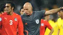 Wasit Inggris, Howard Webb mengusir pemain Mesir, Ahmed al Muhamadi, akibat handball dalam pertandingan Piala Konfederasi 2009 Brasil vs Mesir pada 15 June 2009 di Free State Stadium, Bloemfontein. AFP PHOTO/ROBERTO SCHMIDT