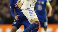 Gelandang Real Madrid, Federico Valverde mengontrol bola dari kawalan gelandang Chelsea, Christian Pulisic pada pertandingan leg pertama perempat final leg Liga Champions di stadion Stamford Bridge di London, Kamis (7/4/2022). Madrid menang atas Chelsea 3-1. (AP Photo/Kirsty Wigglesworth)