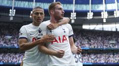 Tuan rumah Tottenham Hotspur harus bersusah payah mengalahkan Sheffield United pada laga pekan kelima Premier League Liga Inggris 2023/2024 di Tottenham Hotspur Stadium, London, Sabtu (16/9/2023) malam WIB. Sempat tertinggal lewat gol Gustavo Hamer pada menit ke-73, Spurs baru mampu menyamakan skor hingga akhirnya memenangkan laga pada masa injury time yang berdurasi 12 menit. Gol penyeimbang 1-1 dicetak Richarlison pada menit ke-90+8, sementara gol kemenangan dicetak Dejan Kulusevski dua menit kemudian. Wasit Peter Bankes mengeluarkan total 14 kartu kuning untuk kedua tim dan 1 kartu merah kepada tim tamu dalam laga tersebut. (PA via AP Photo/Jonathan Brady)