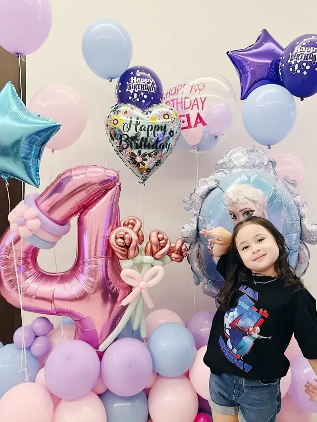 Potret Aleia anak Aryani Fitriana yang disebut seperti boneka hidup